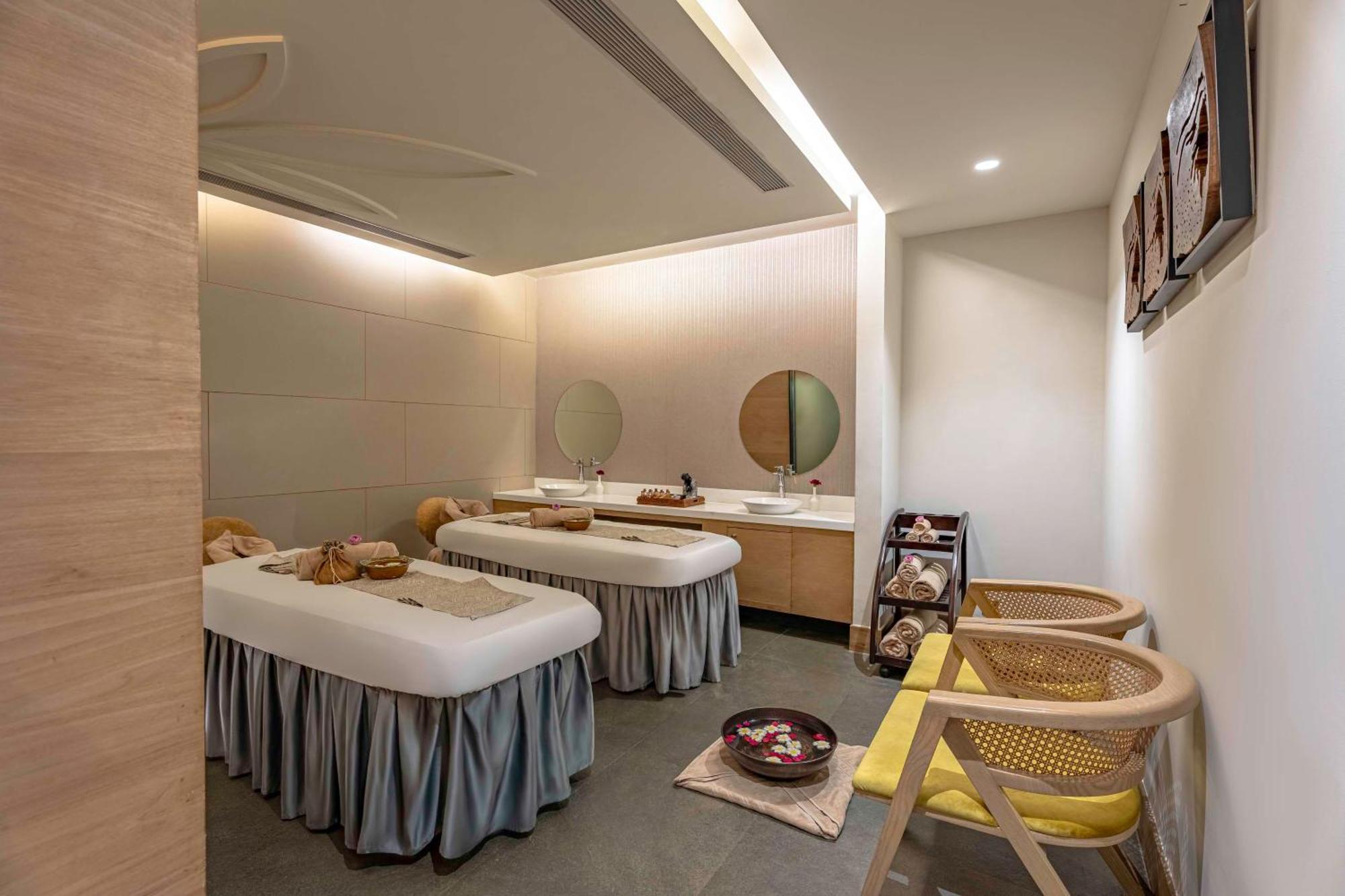 Radisson Gurugram Udyog Vihar Hotel Gurgaon Exterior photo
