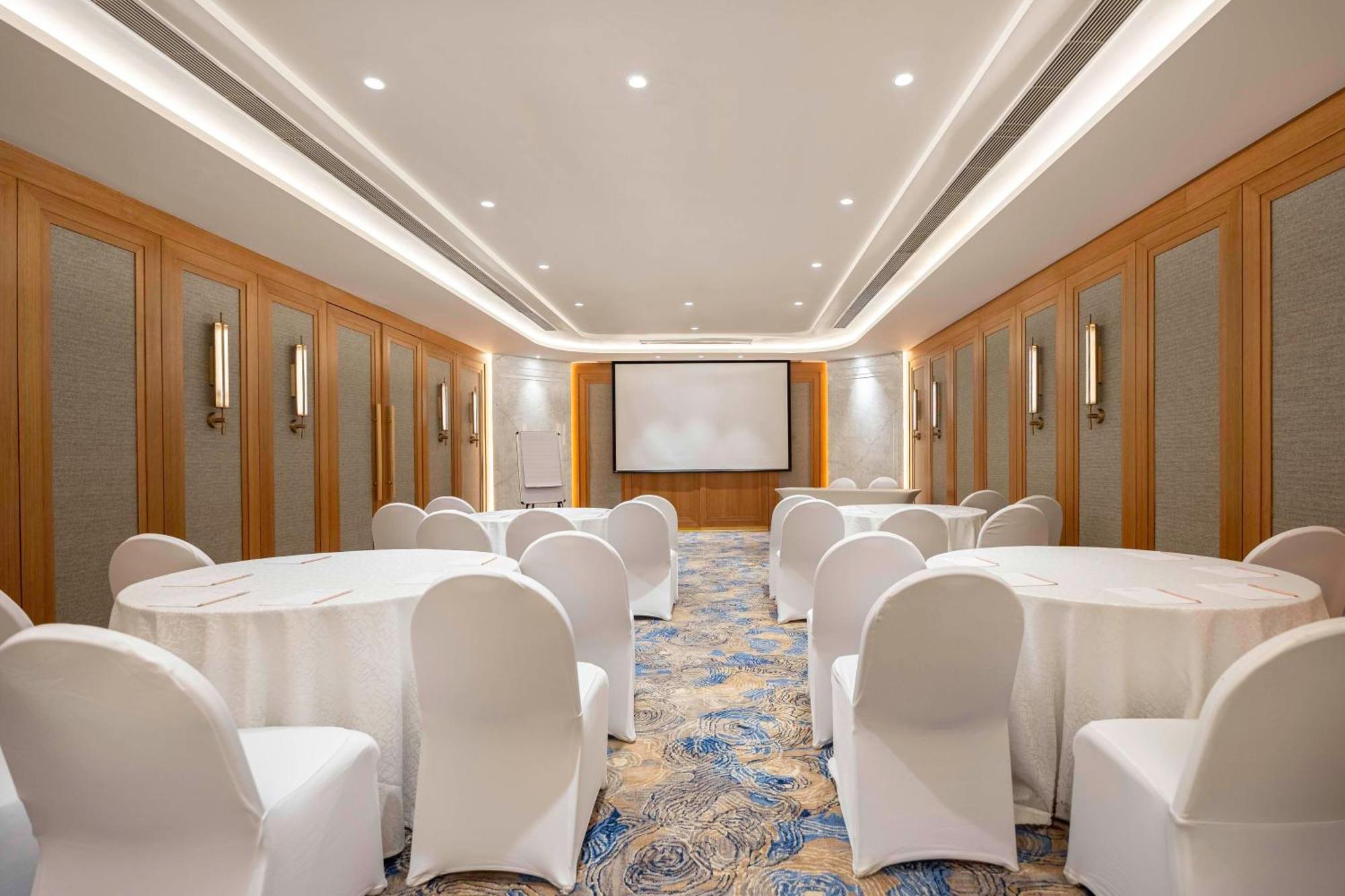 Radisson Gurugram Udyog Vihar Hotel Gurgaon Exterior photo