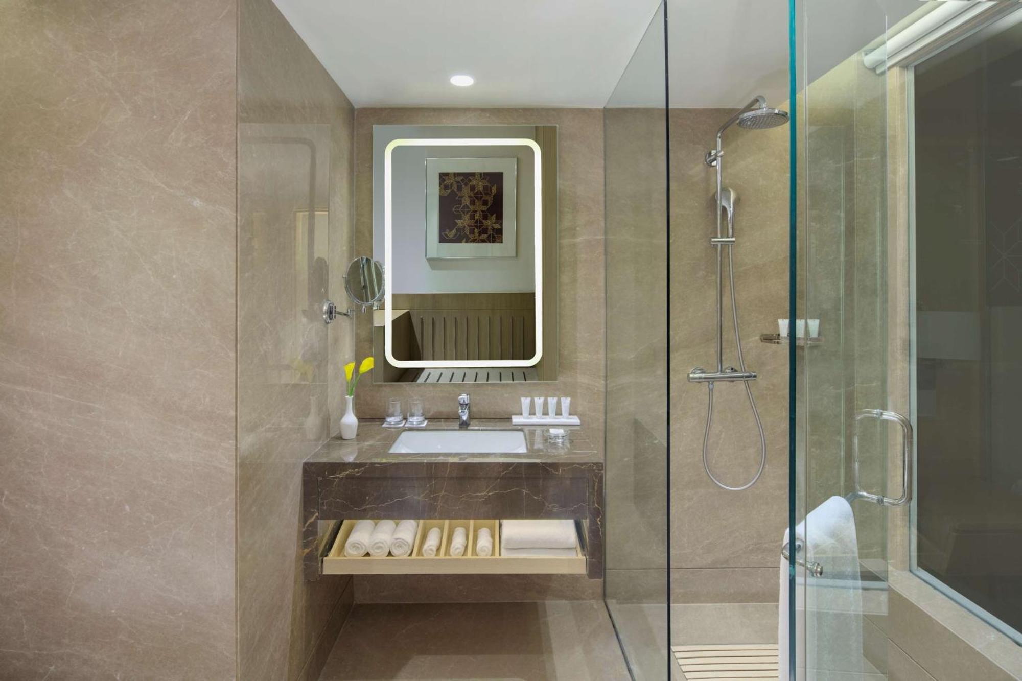 Radisson Gurugram Udyog Vihar Hotel Gurgaon Exterior photo
