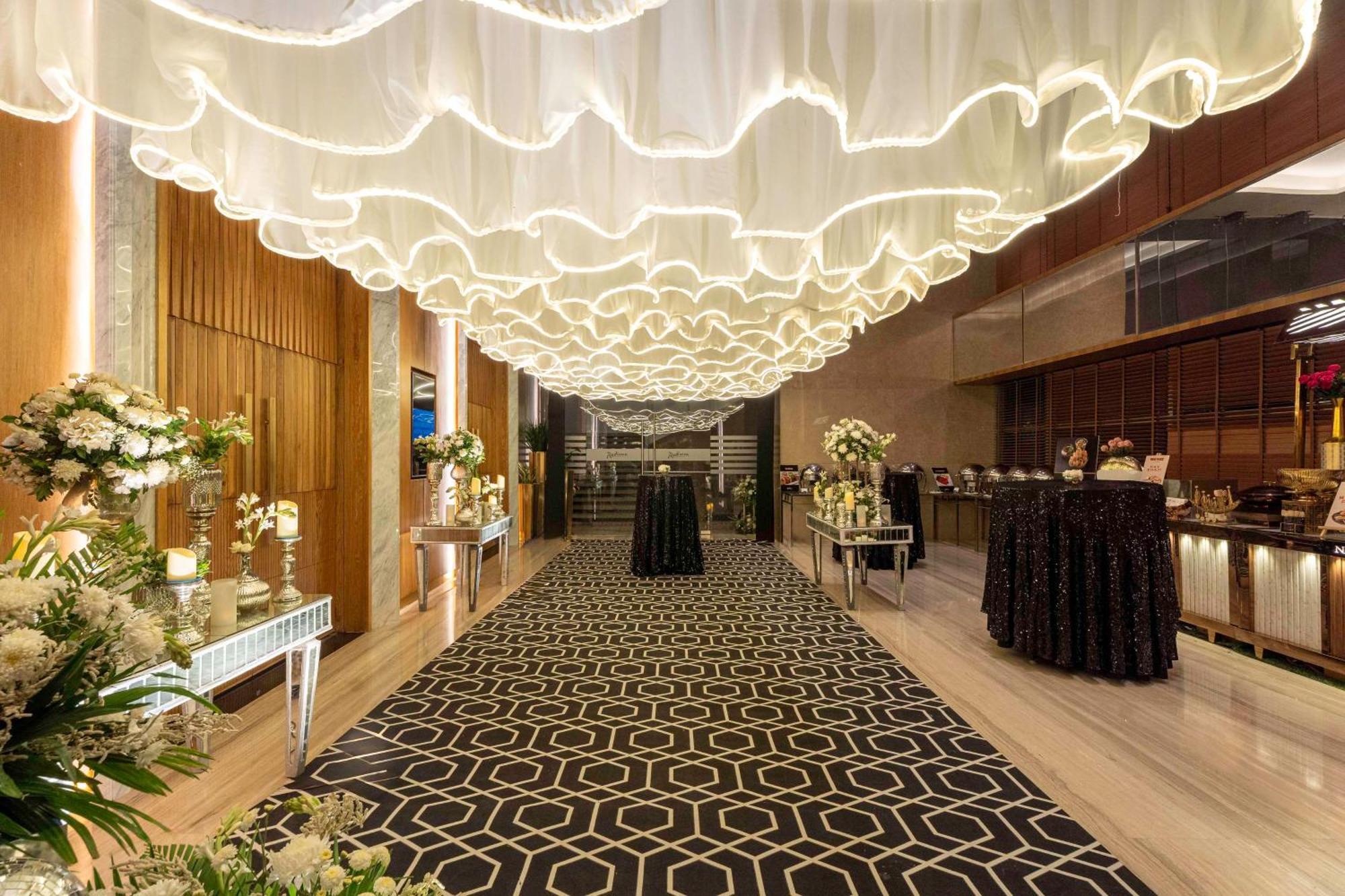 Radisson Gurugram Udyog Vihar Hotel Gurgaon Exterior photo
