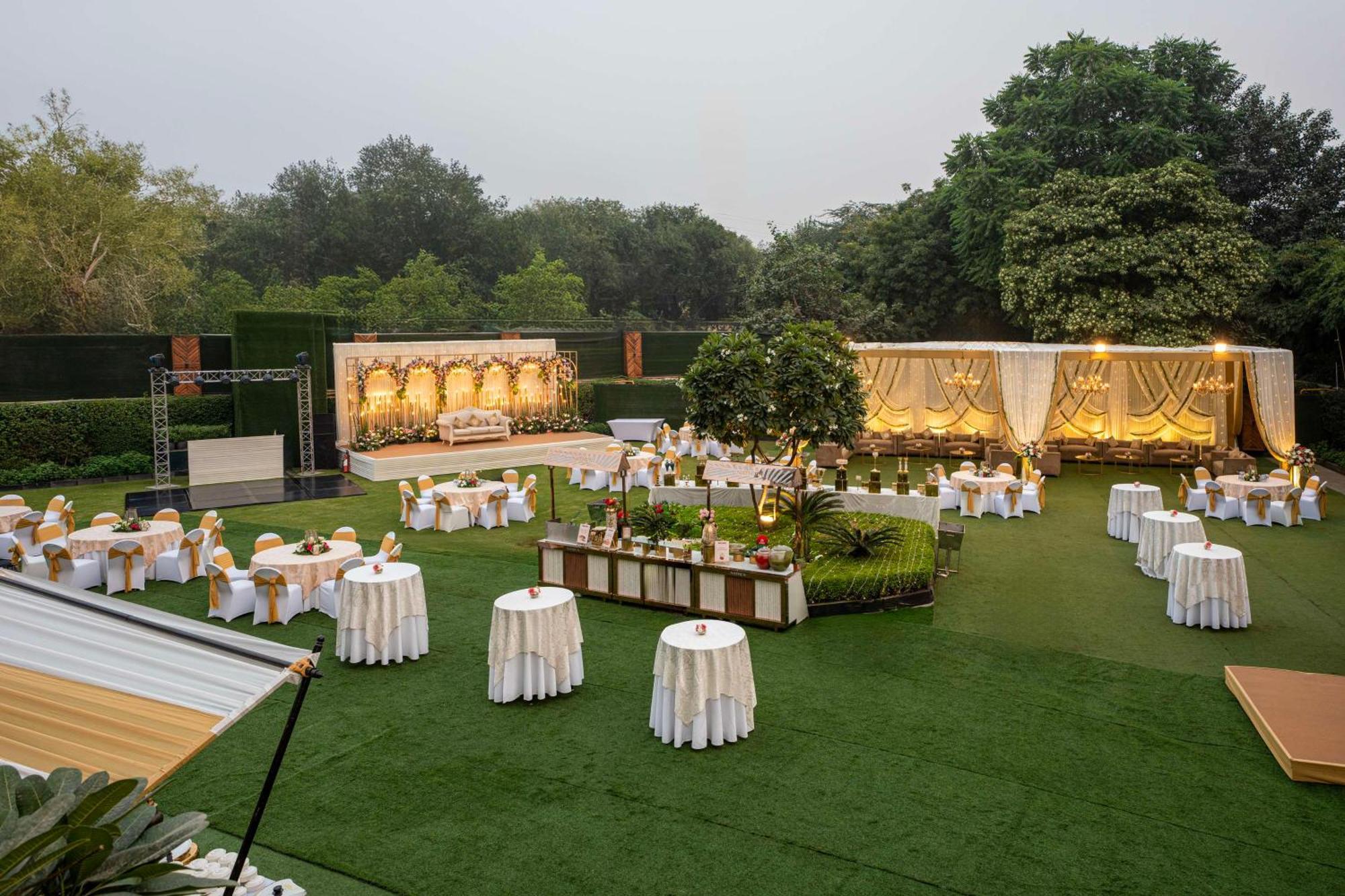 Radisson Gurugram Udyog Vihar Hotel Gurgaon Exterior photo
