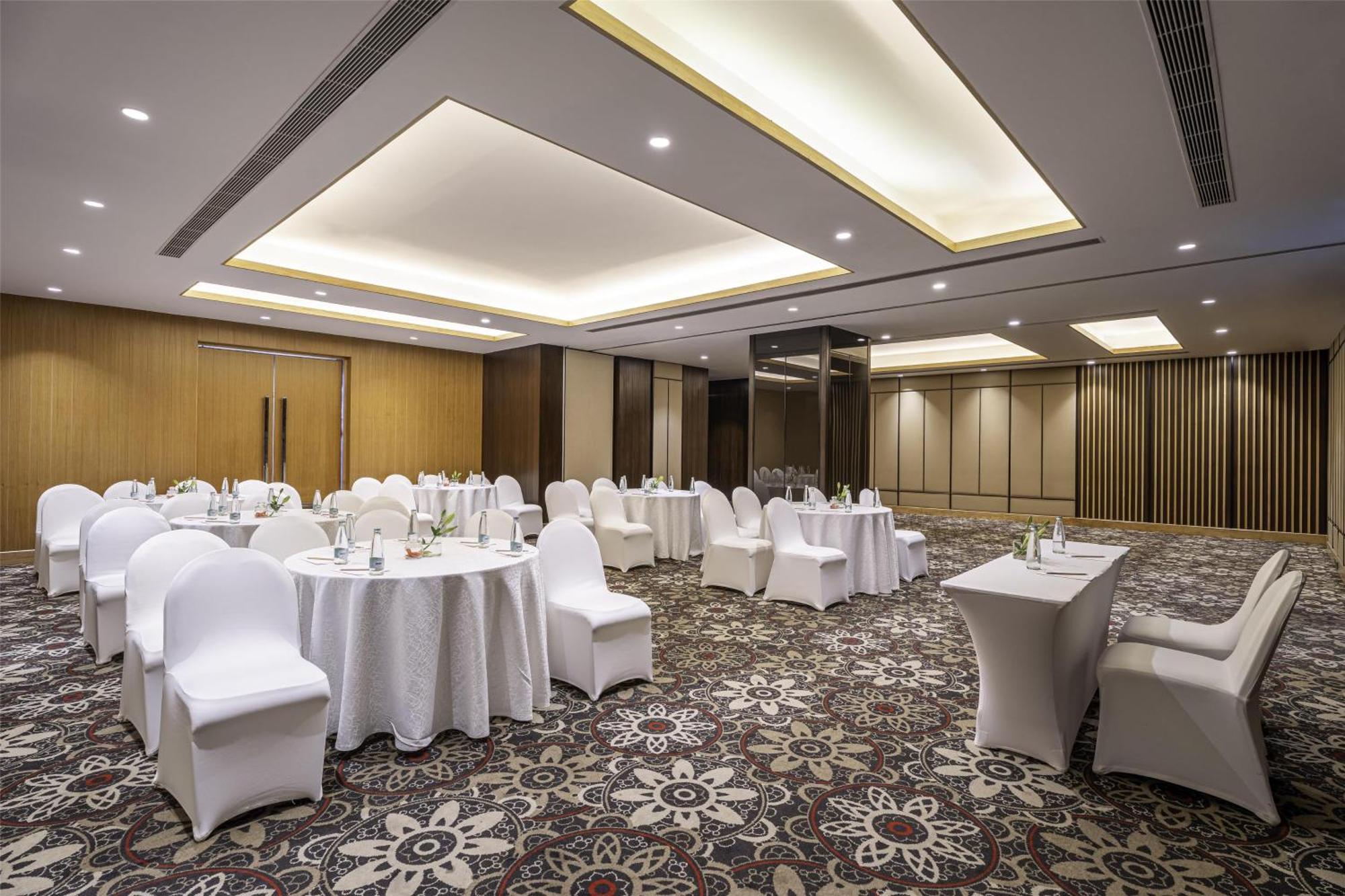 Radisson Gurugram Udyog Vihar Hotel Gurgaon Exterior photo